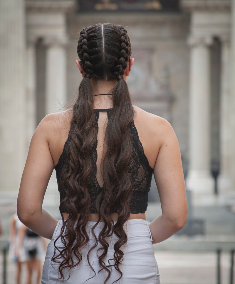 long bob zopf ruecksicht maedchen mit langen schwarzen haaren