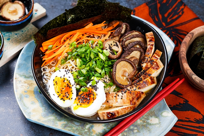 ramen selber machen japanische nudelsuppe mit gemuese und hähnchenfleisch