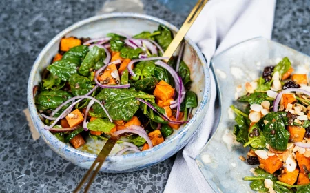 salat mit suesskartoffel babyspinat linsen und zwiebel