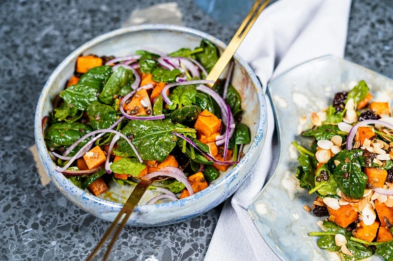 salat mit suesskartoffel babyspinat linsen und zwiebel