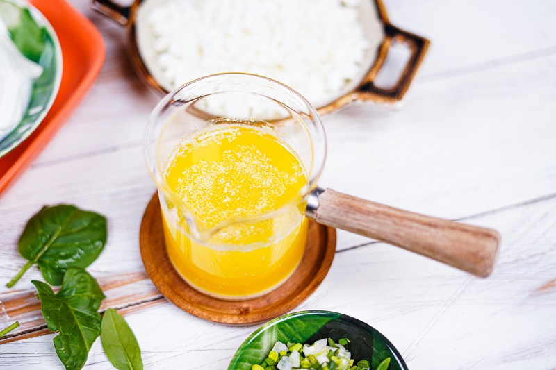 spanakopita geschmolzene butter und glasgefaess