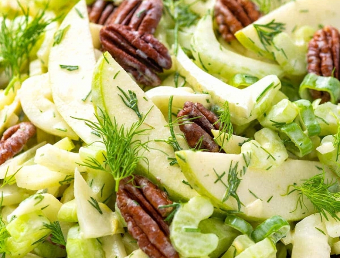 staudensellerie rezepte gesunder salat mit apfel sellerie und nuessen