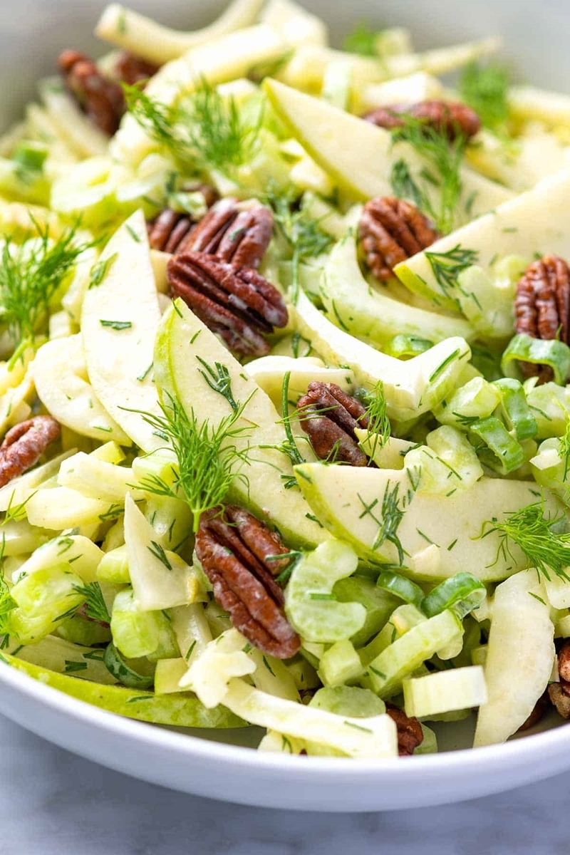 staudensellerie rezepte gesunder salat mit apfel sellerie und nuessen