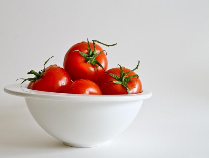 tomaten duenger selber machen rote reife tomaten in weiße schale