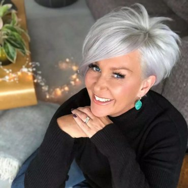 trend fuer 2022 pixie cut graue haare fuer damen