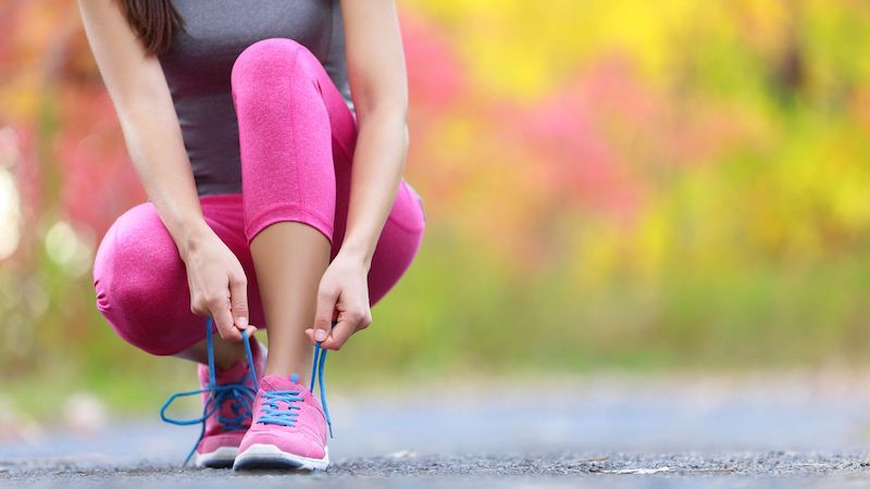 abnehmen ohne joggen was bringt 30 min joggen pro tag junge frau mit rosa sportschuhe und leggings