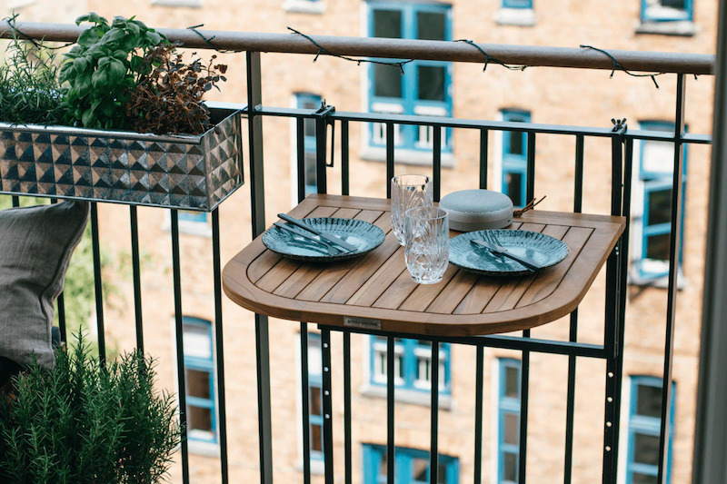 ameisen bekaempfen auf terrasse ameisen vernichten terrasse kleiner balkontisch mit leeren tellern