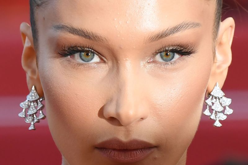 bella hadid brow lifting selber machen closeup lippenstift rot