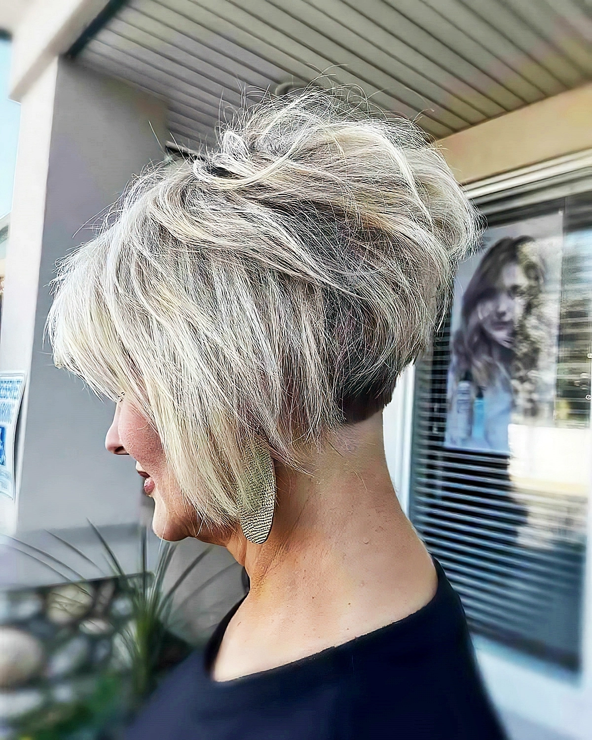 bob frisuren gestuft ab 50 jahren blonde haare asymmetrischer schnitt 