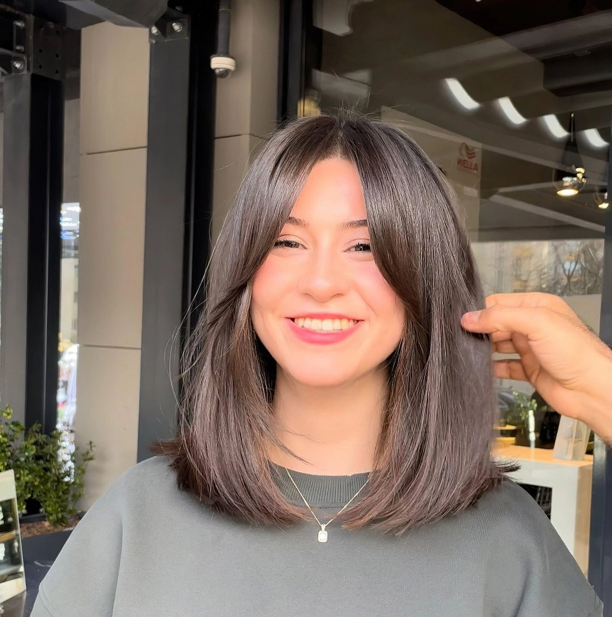 curtain bangs glatte haare long bob frisur mit mittelscheitel