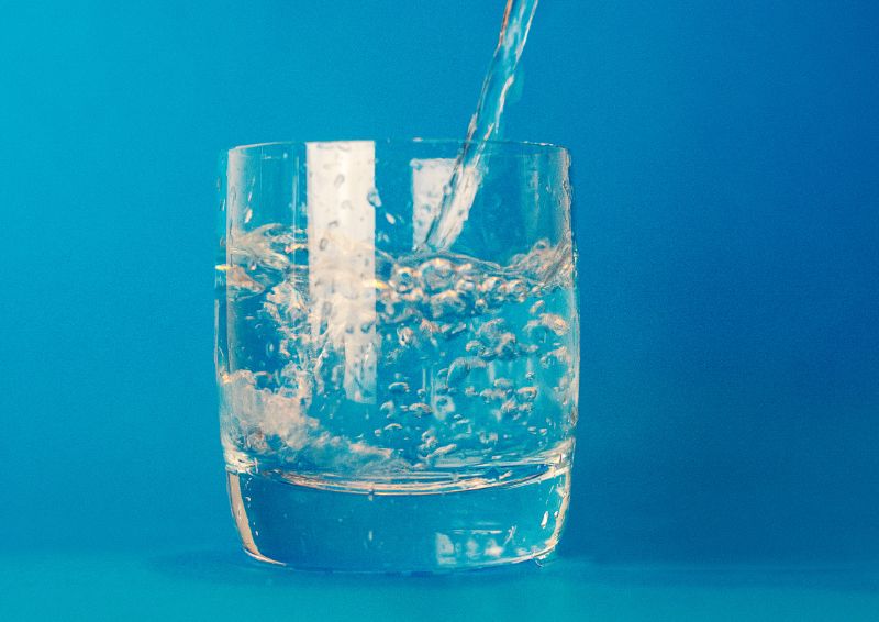 ein glass wasser gegen chronische muedigkeit fruehling