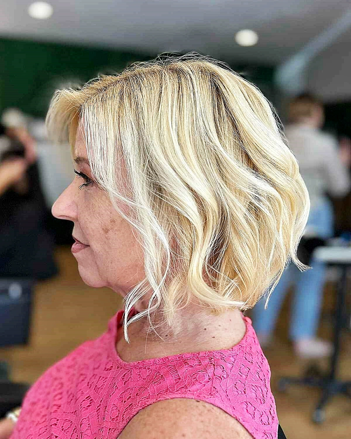 freche bob frisuren gestuft ab 50 blonde haare wellig 2024 hair by laurenchivers