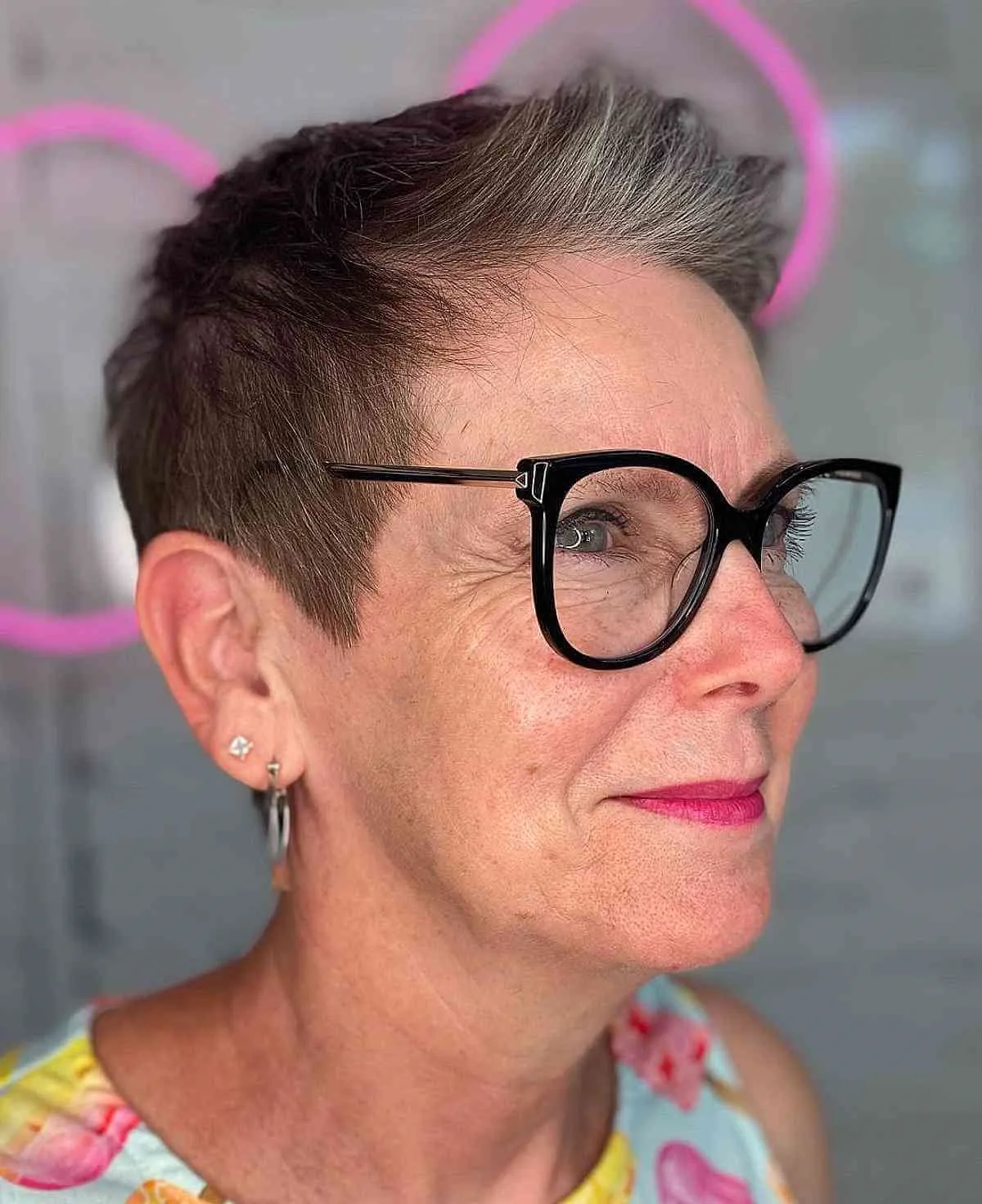 frisuren für frauen ab 60 mit rundem gesicht und brille pixie cut