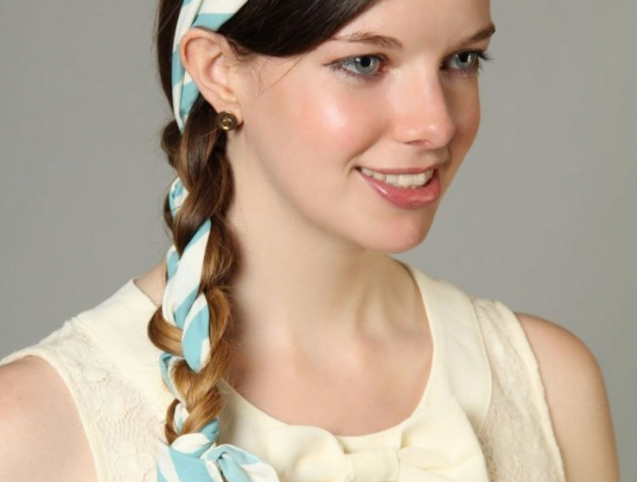 frisuren mit duennem haarband coole frisuren mit haarband junge frau mit langem haar blau weisses haarband in zopf einflechten