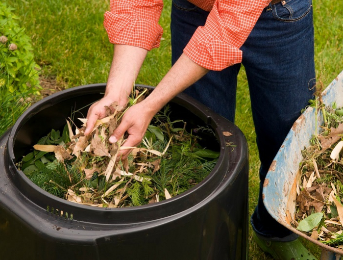 garten fehler zu vermeiden eine person beim kompostieren