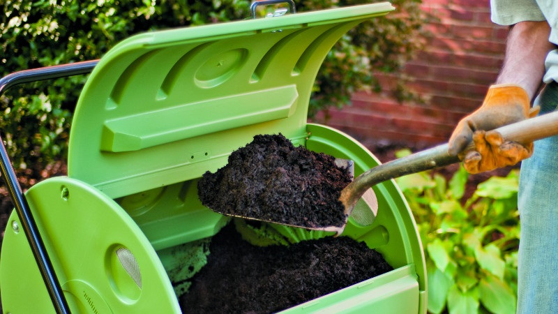 gartenpflege tipps eine person beim kompostieren
