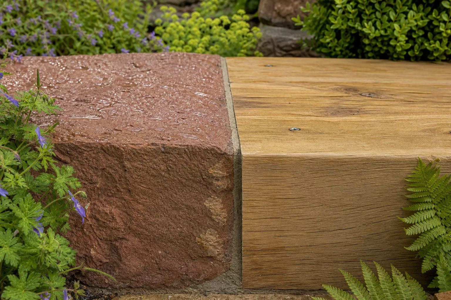 Naturstein und Holzstufe im direkten Materialvergleich nebeneinander