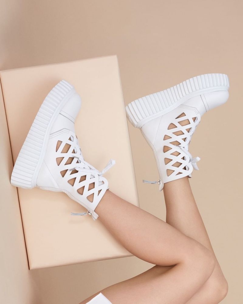 hier sind die schuhtrends fuer 2022 fuer damen