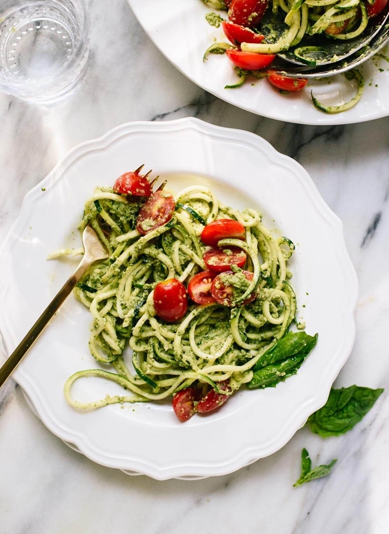 kalorienarmes mittagessen unter 300 kalorien zoodles mit tomaten und nuessen