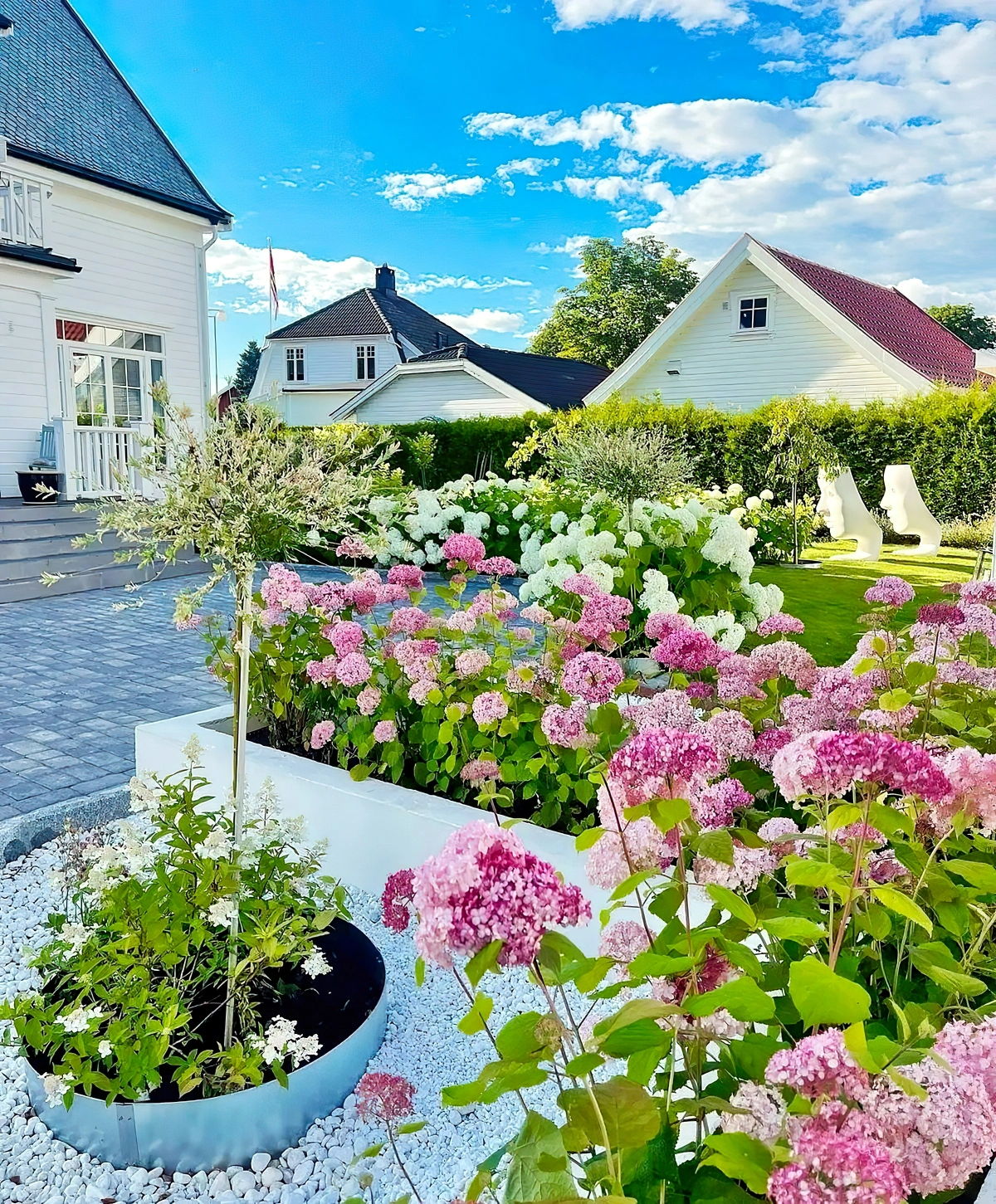 kleine gaerten gestalten schoene rosa pflanzen im garten gartenbepflanzung ideen gardendesignidea