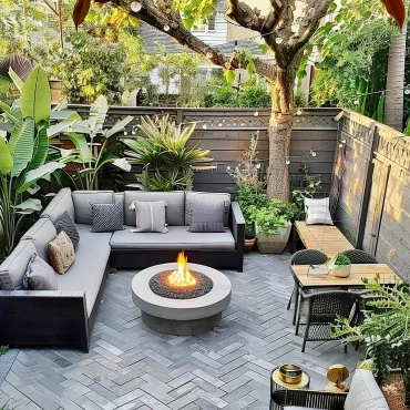 kleine gaerten schoen gestalten moderne gartengestaltung mit sitzplatz grauem ecksoda mit feuerstelle smallbackyardideas