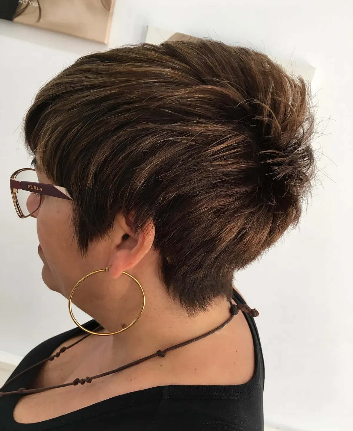 kurze frisuren für frauen ab 60 mit brille pixie cut