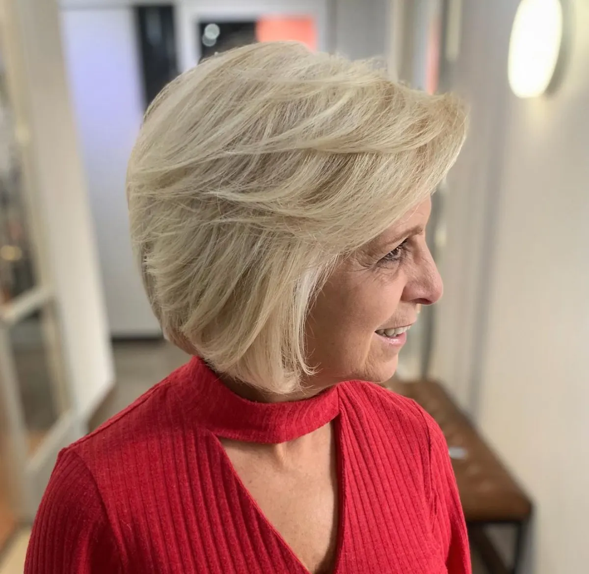 kurze haarschnitte für ältere frauen assymetrischer bob blonde haare