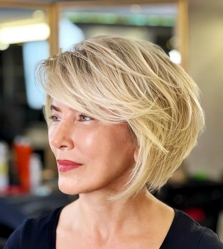 kurzhaarfrisuren fuer feines haar ab 50 volumen bob asymmetrische frisur mit pony we professional