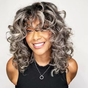 lockiger grauer bob mit strahnen lockhaarfrisuren 2024 hairbyreema