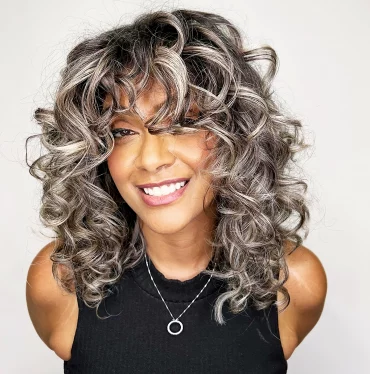 lockiger grauer bob mit strahnen lockhaarfrisuren 2024 hairbyreema