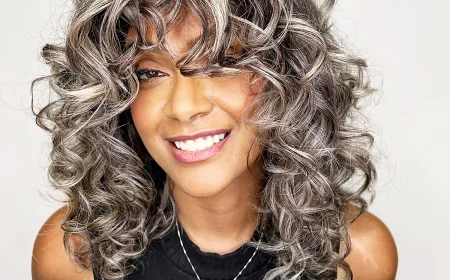 lockiger grauer bob mit strahnen lockhaarfrisuren 2024 hairbyreema