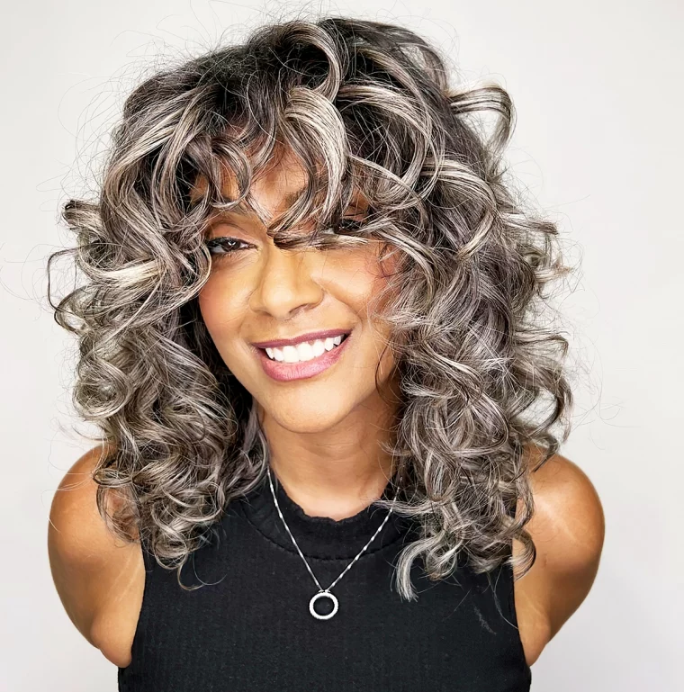 lockiger grauer bob mit strahnen lockhaarfrisuren 2024 hairbyreema