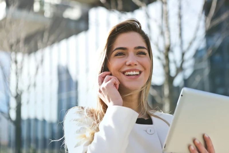 mode trends zum eigenen stil anpassen frau telefoniert