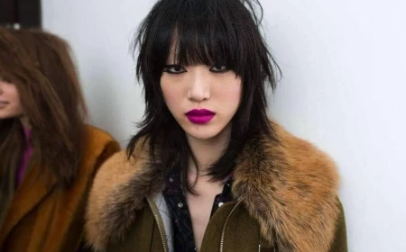 octopus hair trendfrisur 2022 sommer asiatische frau mit mantel roten lippenstift