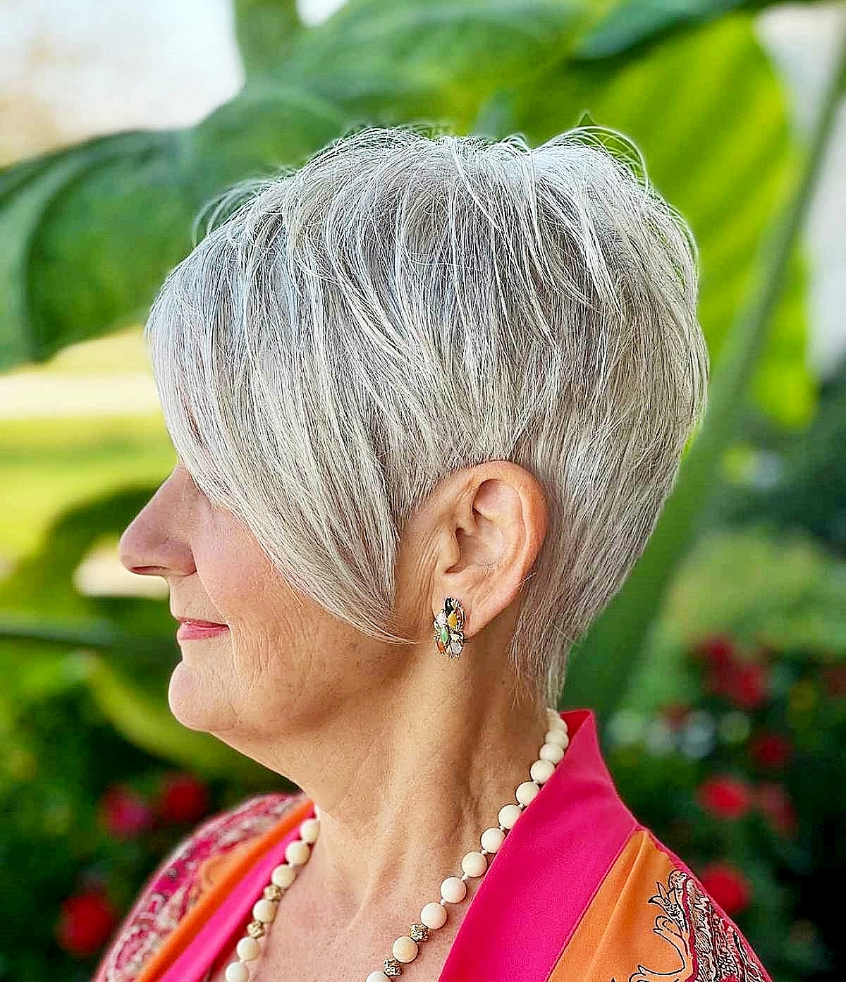 pixie cut fuer aeltere frauen ab 60 mit grauen haaren hairbyjanetbiggers