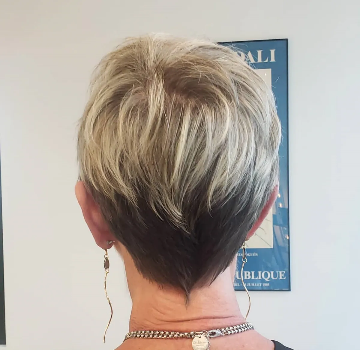 pixie cut kurze haarschnitte ältere frauen mit strähnen