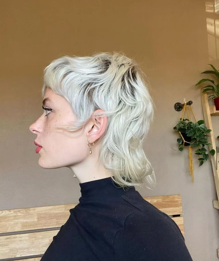 pixie cut lang platinblonde haare moderne damenfrisuren 2024 hairstorystudio