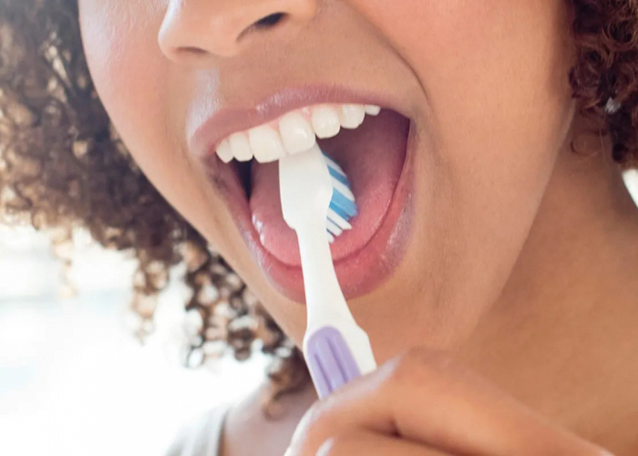 richtig zahnputzen reihenfolge wie sieht die perfekte zahnpflege aus frau lockiges haar reinigt die zunge