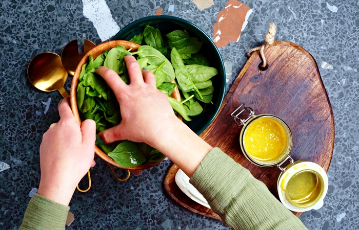 salat mit babyspinat rezept einfacher spinatsalat mit schnemmel dressing