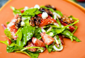 Frischer Babyspinat Salat mit Erdbeeren und karamellisierten Walnüssen