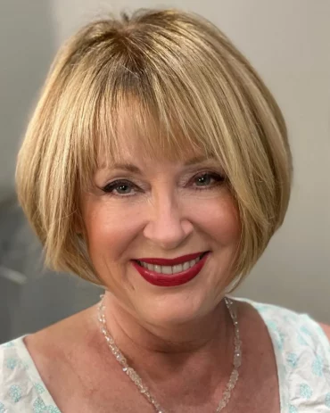 short inverted bob mit fransenpony
