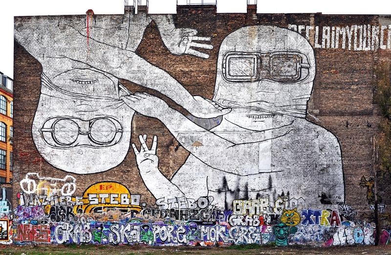 street art berlin kosmonauten an wand ziegelwand