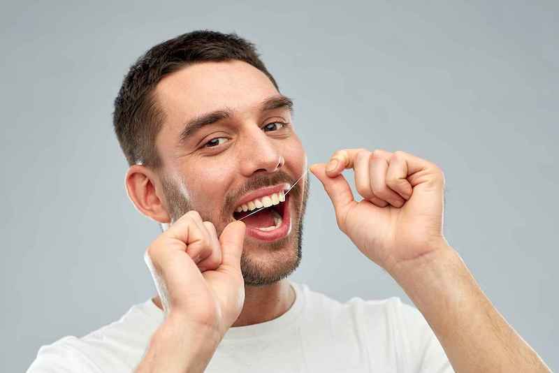 wann und wie oft zahnseide zahnarzt dr seidl tichtige zahnpflege reihenfolge mann putzt die zaehne mit seide