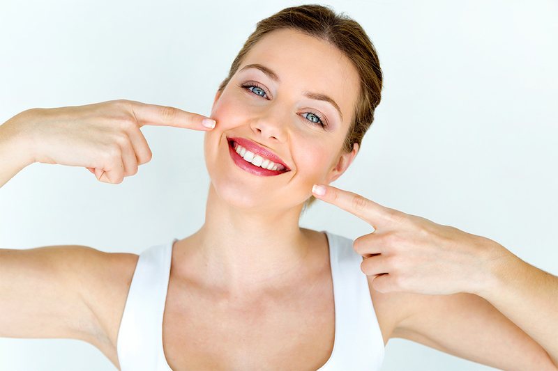 was macht die zähne weiss richtige zahnpflege reihenfolge frau mit weissen zaehnen laechelt