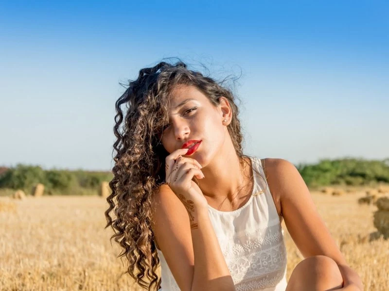 wie bekomme ich wellen in meine haare ohne lockenstab lockige haare ohne hitze junge frau mit duennen locken