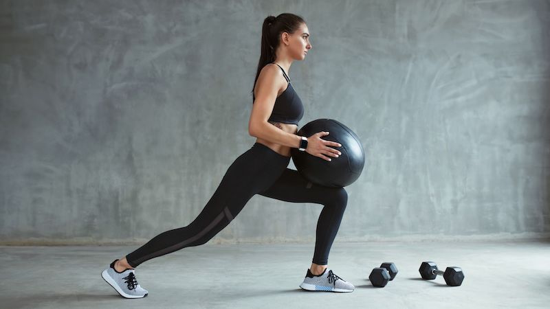 wie kann ich am schnellsten 10 kilo abnehmen abnehmen ohne joggen frau macht squats mit fitness ball