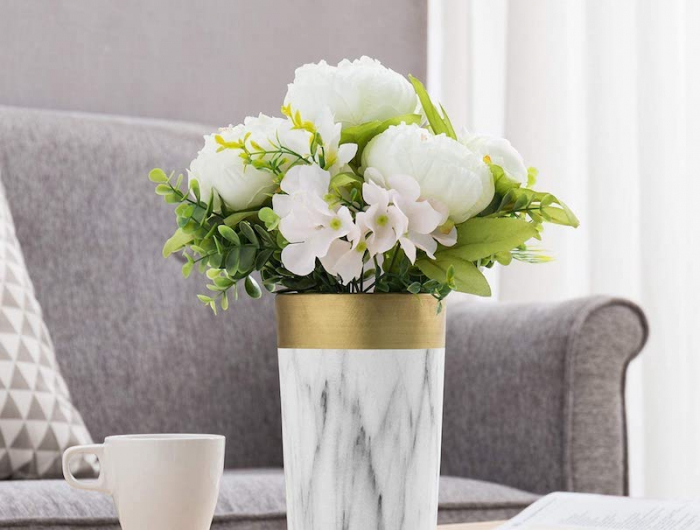wohnung gestalten stylisches wohnzimmer eine schoene vase mit blumen auf dem tisch
