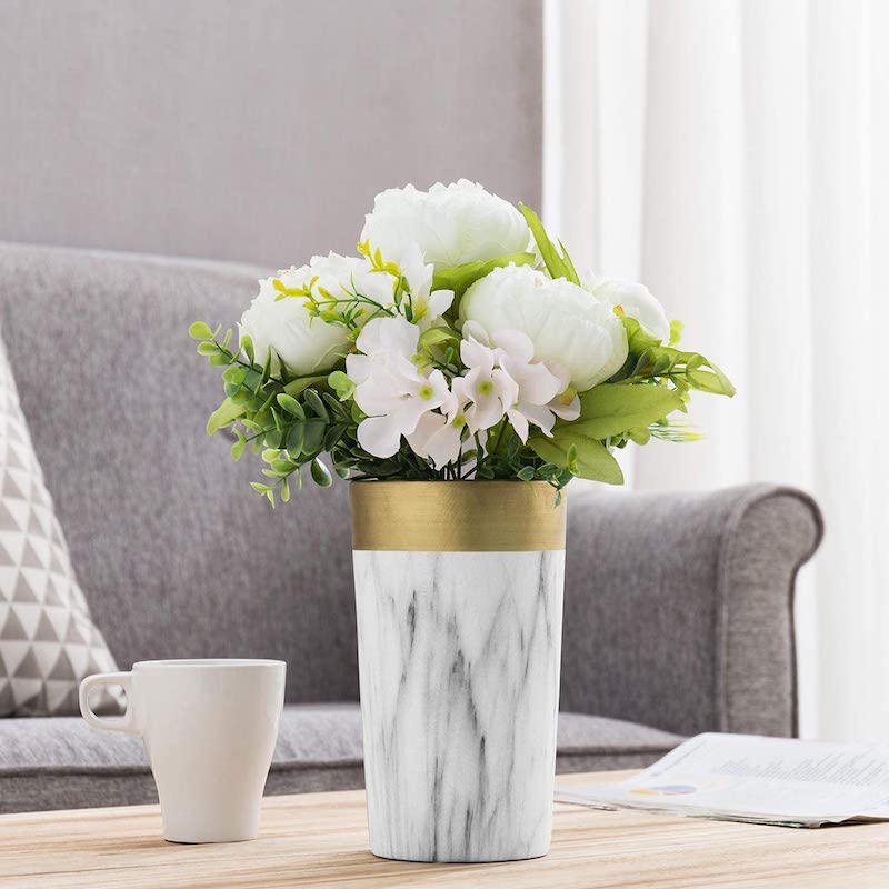 wohnung gestalten stylisches wohnzimmer eine schoene vase mit blumen auf dem tisch