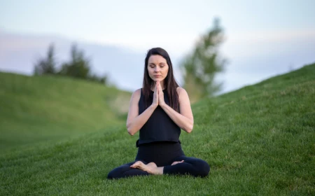 yoga machen im freien eine dame auf dem grass