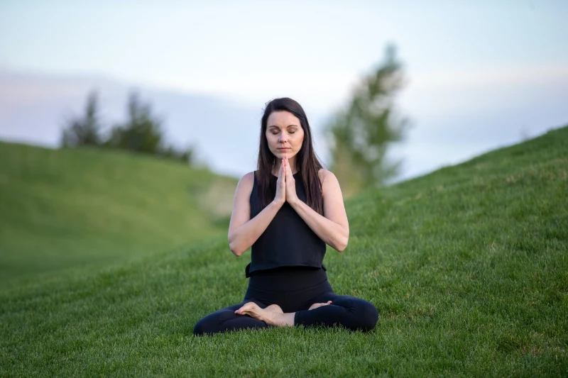 yoga machen im freien eine dame auf dem grass